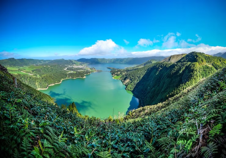 imgi 4 impresionante vista lago rodeado montanas cubiertas verde cielo azul 181624 20175